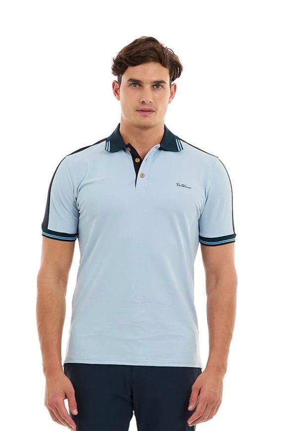 Tipo Polo Azul Claro con Contrastes