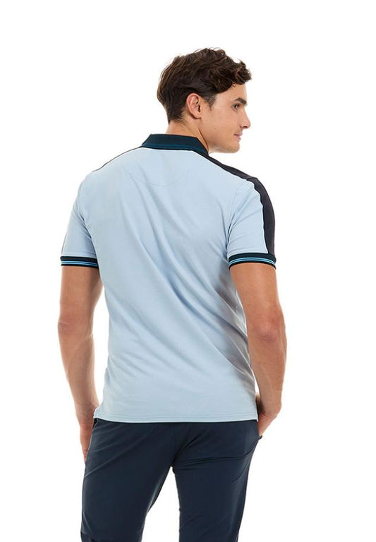 Tipo Polo Azul Claro con Contrastes